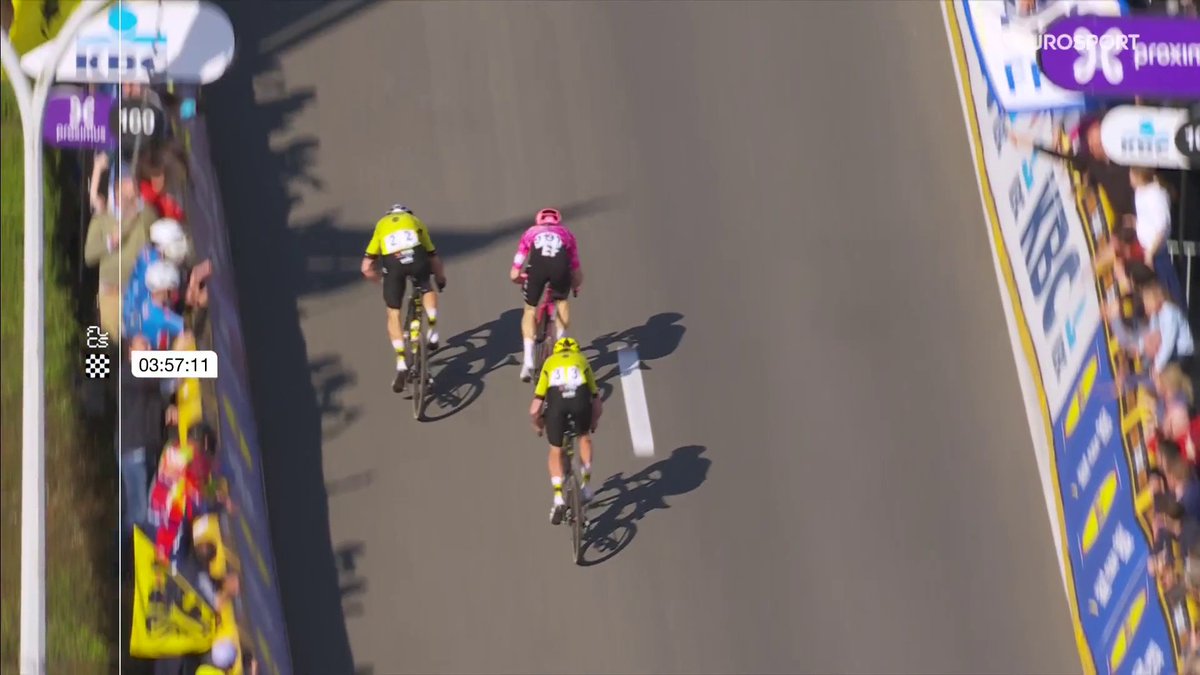 🚴🇧🇪 | Hoe is het mogelijk! De geschiedenis herhaalt zich. Wout van Aert leek eenvoudig naar de zege te rijden in Dwars door Vlaanderen, maar Neilson Powless sprint gewoon sneller. 📺 Stream koers op HBO Max