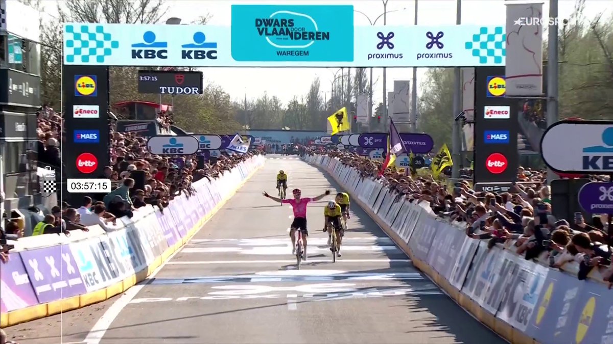 David contra Goliat... Y GANA DAVID. 🤯 Neilson Powless revienta a Van Aert al esprint, puede con los tres Visma y se roba el show a cuatro días del Tour de Flandes. 🚴‍♂️ Lo has visto en Eurosport.es y HBO Max España 🌟. #DVV25