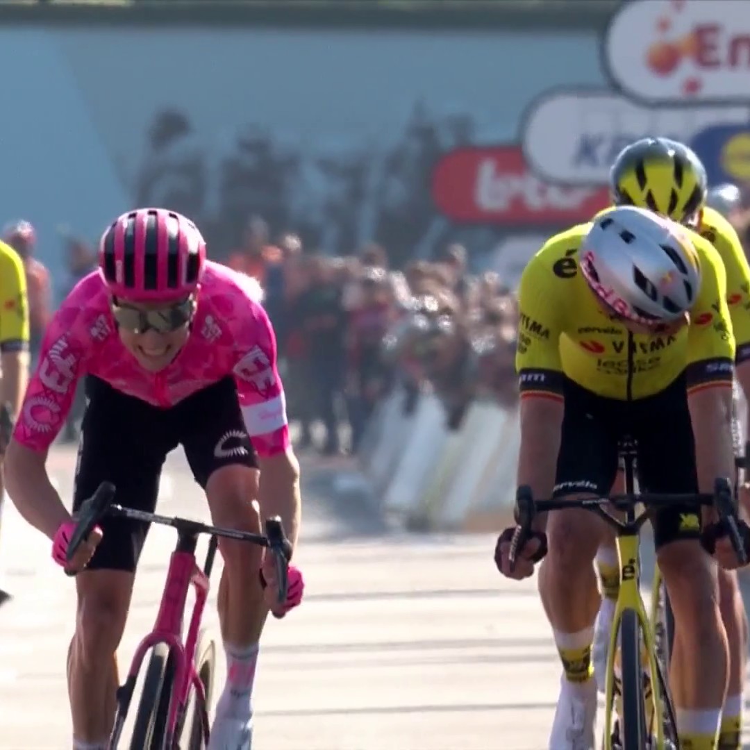 😮 Plus fort que Wout van Aert, Neilson Powless remporte À Travers la Flandre ! Seul contre trois Visma, l'Américain crée la surprise en domptant le Belge au sprint #DDV25 #LesRP