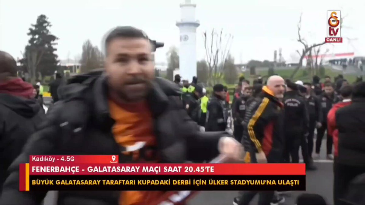 Kadıköy'de taraftarlarımız: - "Osimhen üç tane atacak. Fenerbahçe kırmızı kart görecek. Rüyamda gördüm." - "3-1 kazanacağız. Ali Koç, doğum günün kutlu olsun."