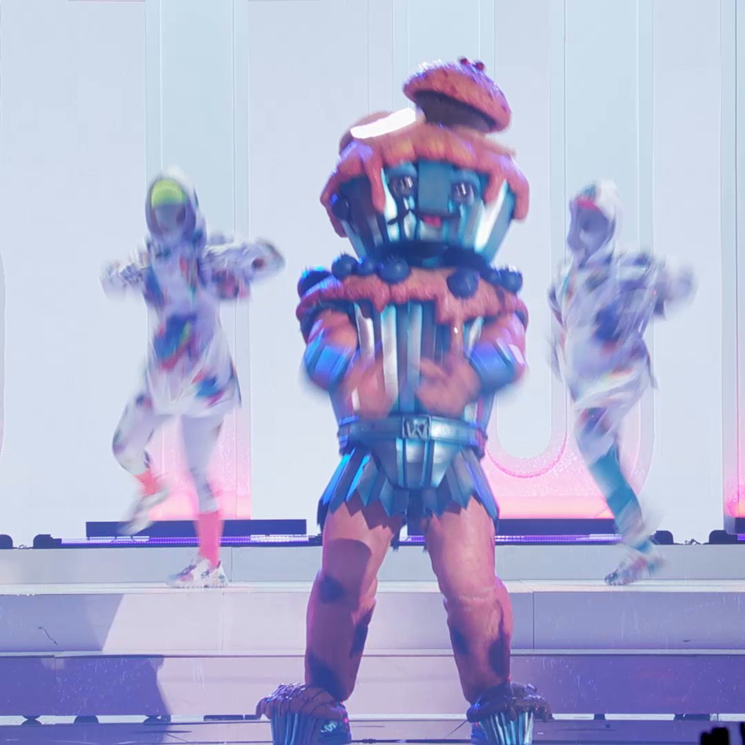 Take precaution: #StudMuffinMask's got bars out of the oven like no other! 🔥 Get ready to jam out to fan favorites from your boy bands TONIGHT on #TheMaskedSinger. ✨