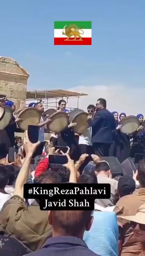 🚨دف نوازی با شعار رضاشاه در آرامگاه ابدی پدر ایرانزمین کوروش بزرگ #جاویدشاه