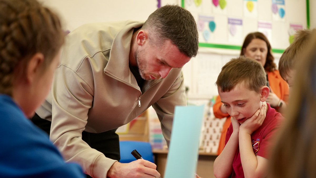 Meeting the captain 🧡 The Primary 5 pupils of Allanton Primary School wrote letters to football clubs across the country, inviting them to take part in their class podcast. Paul McGinn answered first and paid the school a visit.
