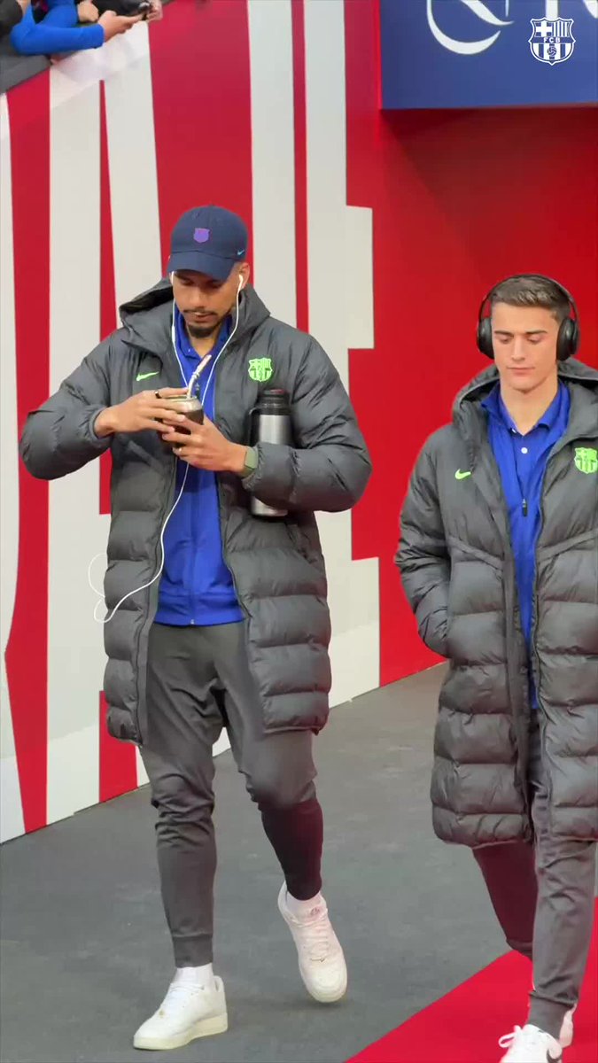 Inspecting the field, and the ball. 🔍 #AtletiBarça