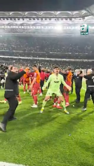 Galatasaray kalecisi Günay Güvenç maç sonu tribünden sahaya atılan yabancı maddeleri kurtarmaya çalıştı.