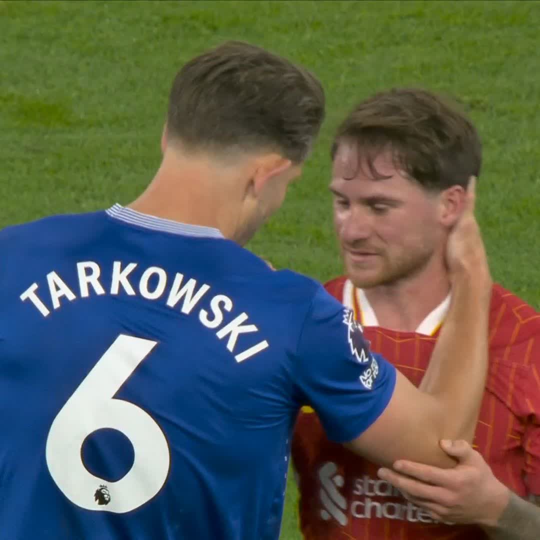 James Tarkowski apologises to Alexis Mac Allister at full-time 🤝