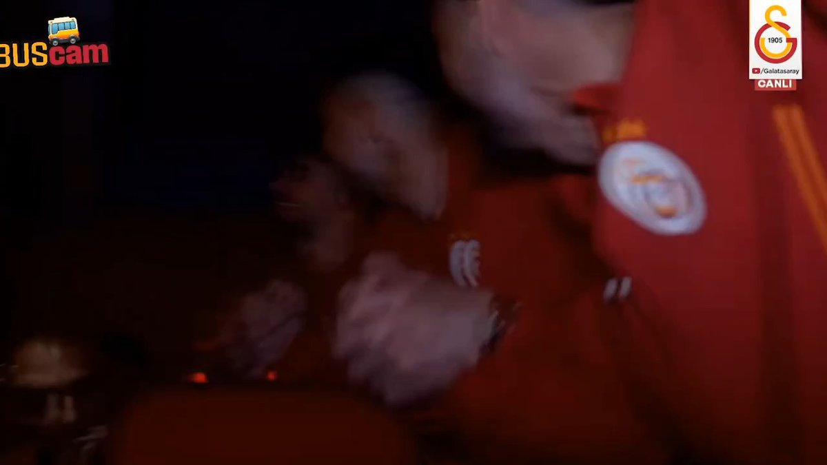 😂 ŞİMDİ DAMAT HALAYI! Oyuncularımızın, Fenerbahçe galibiyetinin ardından otobüsteki sevinci. (GS Youtube Katıl)