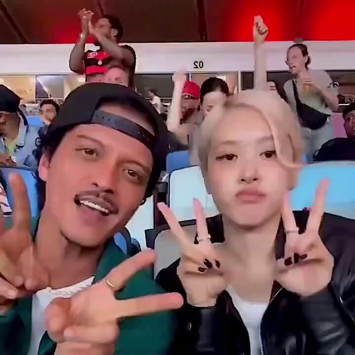 e quando a rosé veio pro brasil absolutamente do nada e além de nos entregar várias pérolas ainda soltou um vlog só pra gente