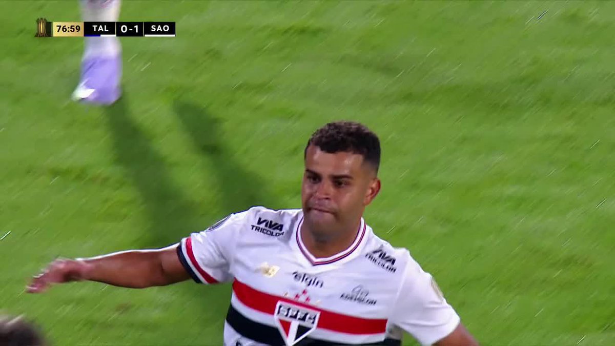 Que arquero en el mundo del fútbol se tira con las dos manos a un tiro cruzado? Si, el burro hijo de mil putas de Grido Herrera