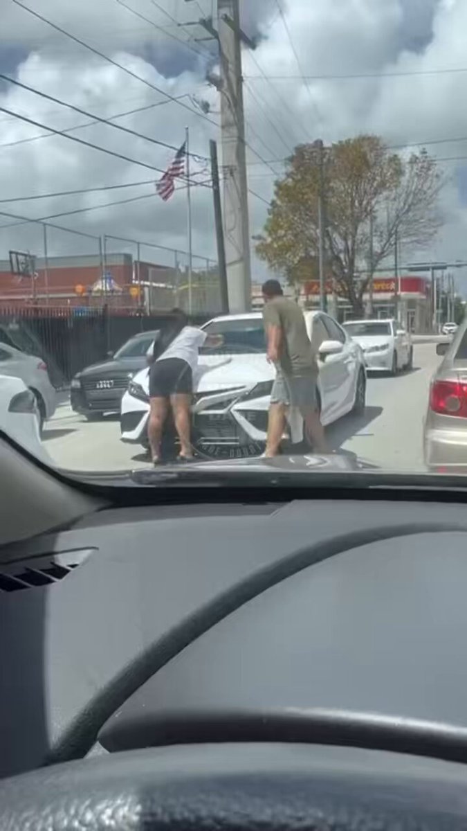 Road rage incident caught on camera earlier today😳| #ONLYinDADE