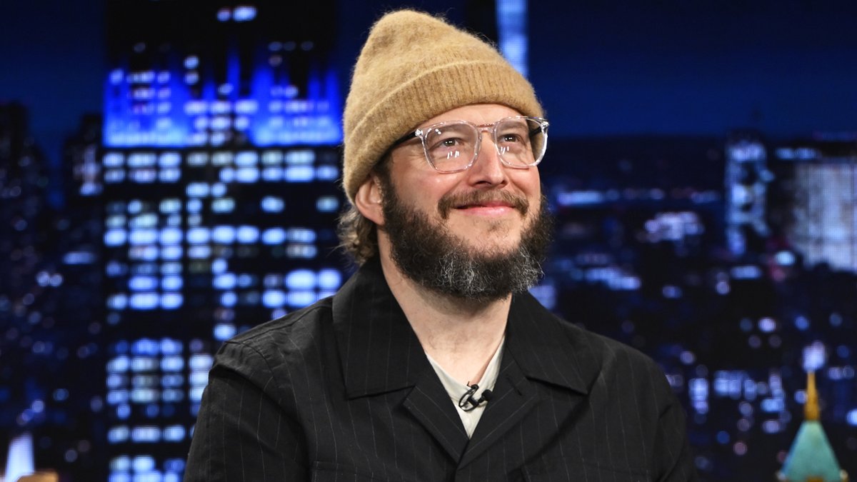 .Bon Iver’s neighbor loves his song “Skinny Girl” 🤣 #FallonTonight