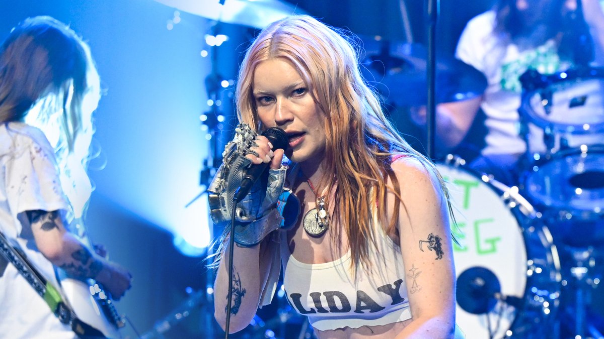 .Wet Leg performs “catch these fists”! Watch the full performance ⬇️ #FallonTonight