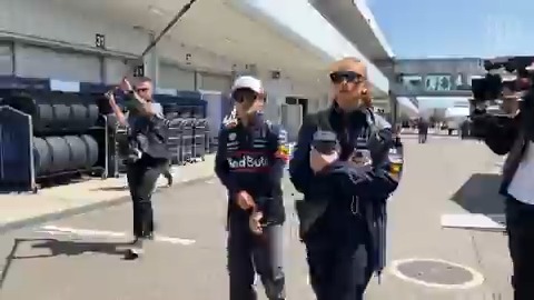 パドックを歩く #角田裕毅 選手‼ チームスタッフと談笑しながら #レッドブル のピットに向かう👍 🏆F1™2025第3戦 🇯🇵レノボ・日本GP 📆4/4(金)-6(日) 📱#DAZN 全セッションライブ配信 #F1DAZN #f1jp #JapaneseGP 角田裕毅/Yuki Tsunoda