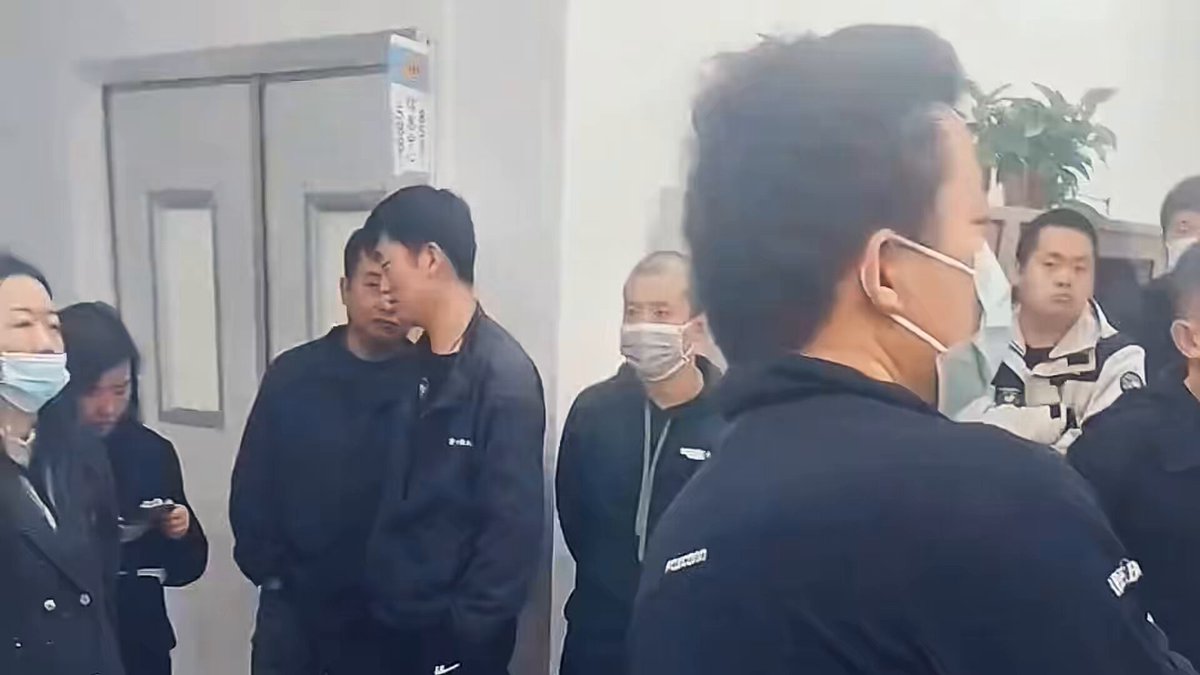 4月1日，河南郑州富士康师级干部罢工，抗议富士康以降薪、调岗等方式变相裁员。