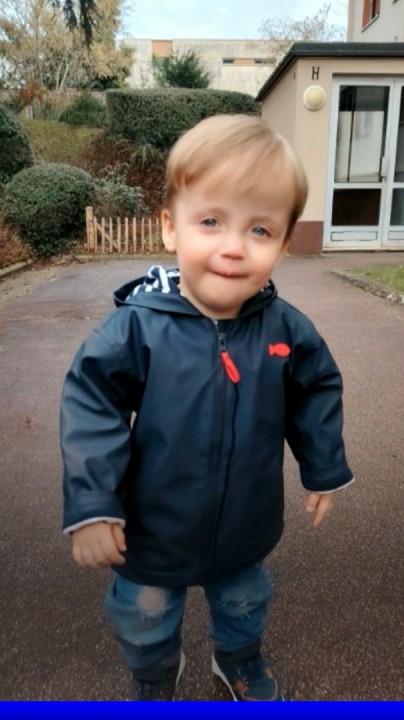 💬 "On est détruits (...) Ce qui me maintient debout, c'est la colère" Un bébé de 20 mois meurt après s'être étouffé en mangeant un morceau de banane à la crèche