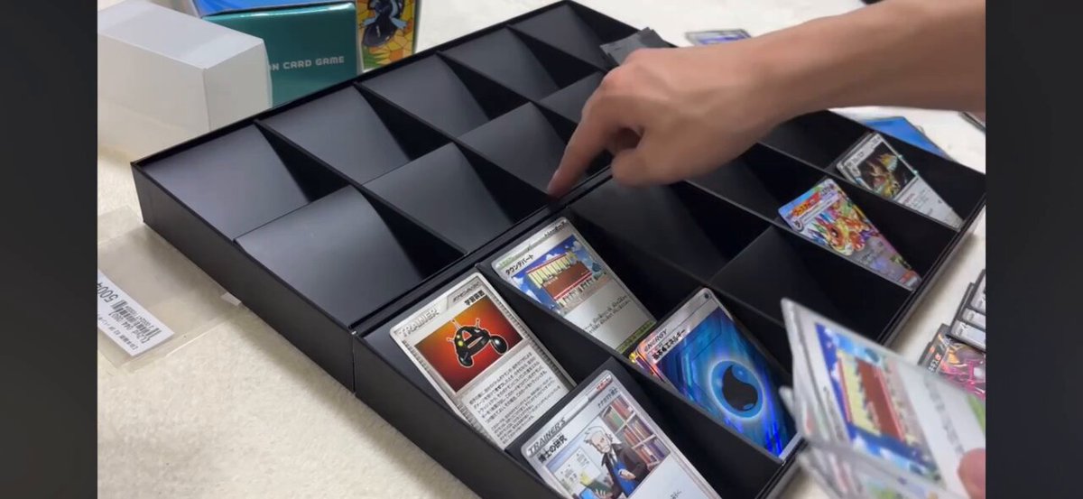 ガチでおすすめの整理整頓グッズ テーブルや床に広がり続けてしまうのを防げる 折りたためて使わないときは嵩張らない デッキを組み換えたり、スリーブ変えたり、パック剥くのが好きな人にはオススメ