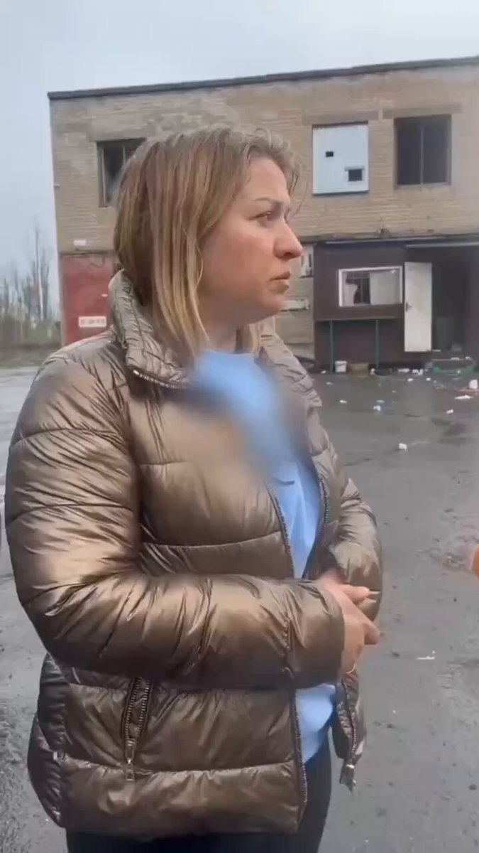Кривий Ріг після прильоту іскандера 😭 «Дивлюся, Інночка без голови і Яна мертва». Власниця автомийки у Кривому Розі розповідає про перші миті після атаки. В момент прильоту на автомийці був її син, дивом вцілів. Власниця також залишилася неушкодженою, лише була вся у крові загиблих співробітників. Дві її співробітниці та ще один колега загинули миттєво. Співчуття 💔