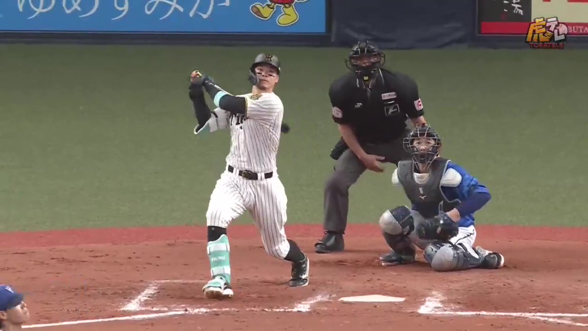 8回裏、佐藤輝選手が左中間へ開幕戦以来となる第2号同点ツーランホームランを放つ！#鼓動を鳴らせ_虎道を進め