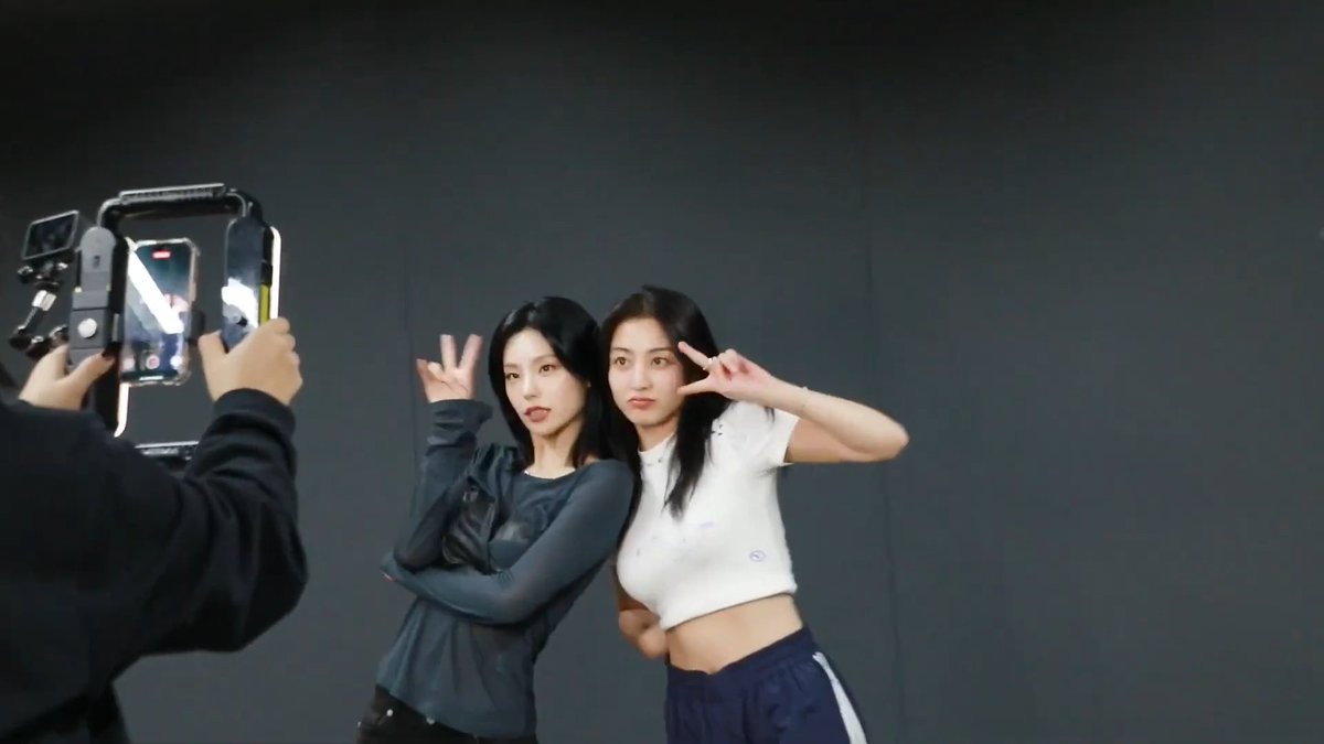 JIHYO AND ITZY YEJI AIR CHALLENGE BEHIND THE SCENES