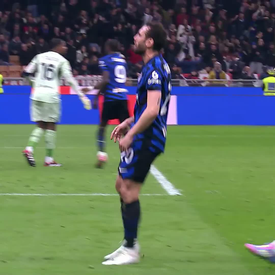 🇹🇷💥 Hakan Çalhanoğlu (31) with a goal from outside the box against his ex-club Milan. 😮‍💨
