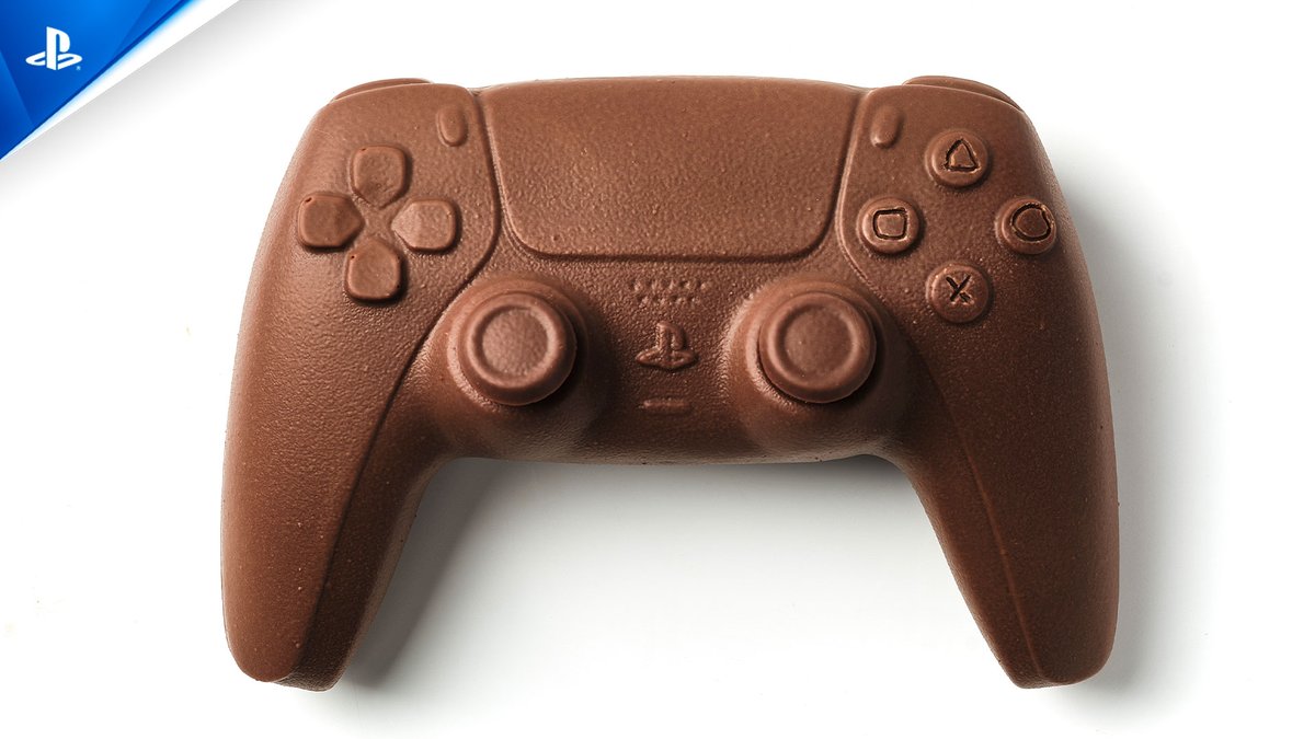 “Le haré una mona que no podrá rechazar” Este año, la mona es cosa nuestra. Este año, nosotros mandamos 🎮 Presentamos la Mona de Pascua especial de Jordi Roca con la forma del DualSense de #PS5. ¡Ya disponible en unidades limitadas! Toda la info👉