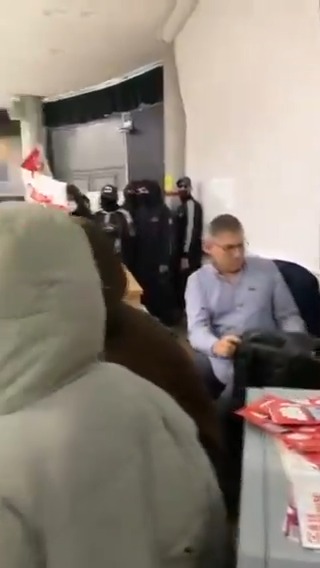 Nouvelle vidéo de militants d’extrême gauche intimidant le professeur Balanche lors de son cours à Université Lumière Lyon 2. Son crime ? Avoir dénoncé leurs méthodes sur CNews. Pour en savoir plus ⤵️