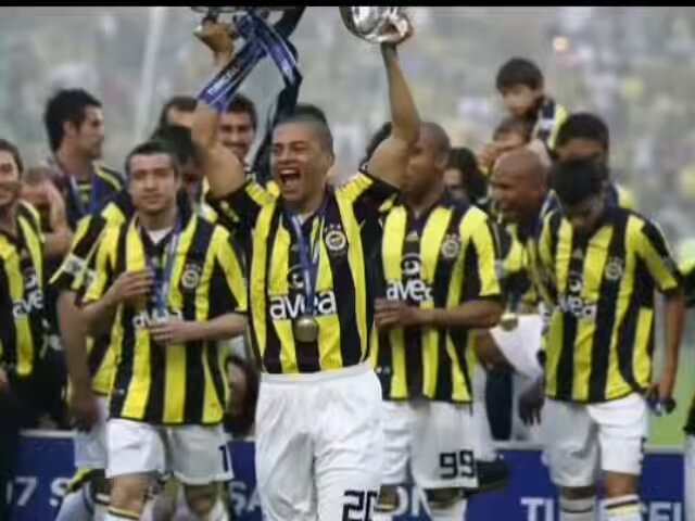 Fenerbahçe en son şampiyon olduğunda dünya nasıl bir yerdi? Gelin birlikte izleyelim.. Ağır dram içerir!