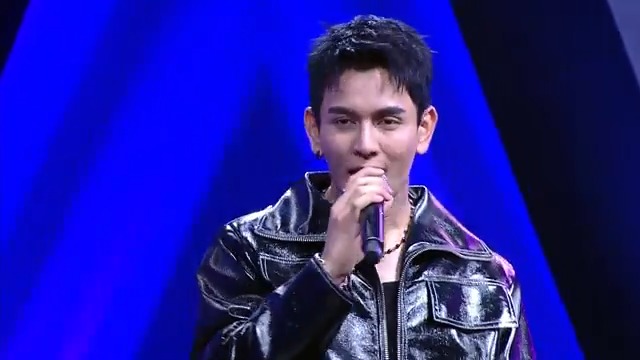 พี่กันรู้ตั้งแต่แรกแล้วด้วยซ้ำ แต่คิดว่าไม่กล้าตอบรึเปล่า แล้วก็กลัวจะไม่ใช่ แค่ท่อนแรกที่ร้อง รีแอคคือรู้อ่ะ ส่วนกูเมื่อไหร่จะหยุดร้องไห้ก๊อนนนน #ร้องข้ามกําแพง