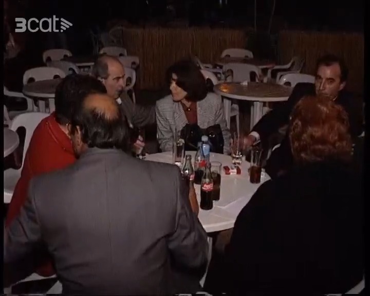 Crònica de Julià Peiró sobre els principals locals nocturns de Barcelona i comarques dels anys 90, destacant l'oferta variada que s'hi podia trobar