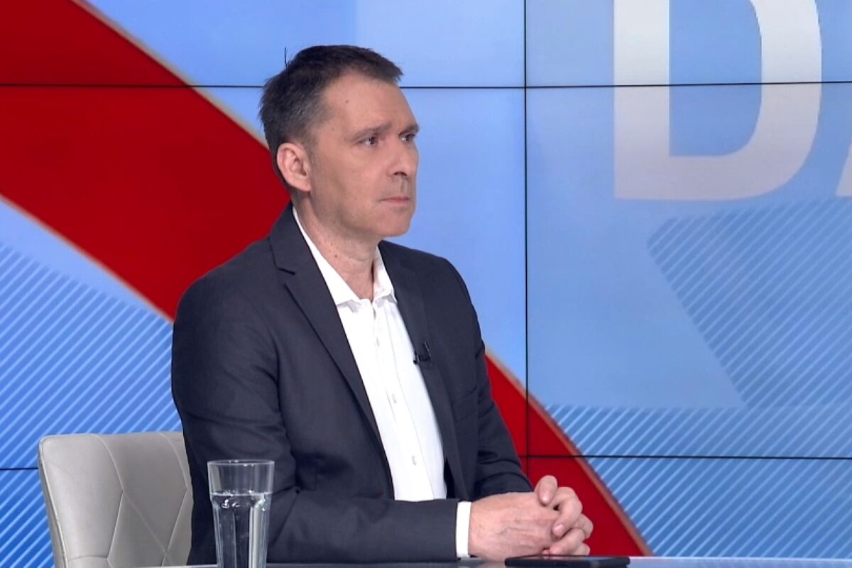 Programski direktor N1 Igor Bozic izrazio je bojazan da bi televizije N1 i Nova mogle da budu uklonjene sa platforme Total TV, koji je u vlasništvu Telekoma. Dodaje da suprotno ugovoru o ekskluzivitetu, N1 nije uvršten na Yettel mrežu što, kako kaže, navodi na pitanje da li je naša vidljivost u neku ruku suspendovana. „Očekivali smo da će onog trenutka kada se preuzmu novi kanali, da ćemo se istog dana i mi naći na osnovnoj Yettel platformi i da će i ti gledaoci moći da nas vide s obziorom na ekskluzivitet . To se nije dogodilo i želimo da znamo zašto. Ako smo se tako dogovorili i ugovorili, želimo da vidimo da nije u pitanju perfidno smanjivanje naše vidljivosti“, kazao je Božić gostujući u #DanUživo sa Maja Dragić 🍓