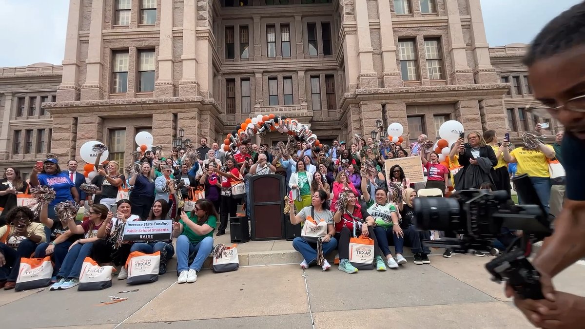 #FundOurSchools 175 teachers and advocates from across the state of #Texas met on the steps of the Capitol to encourage lawmakers to fully fund Texas public schools in the 89th Legislative session. #89thLege #TxEd #TxLege