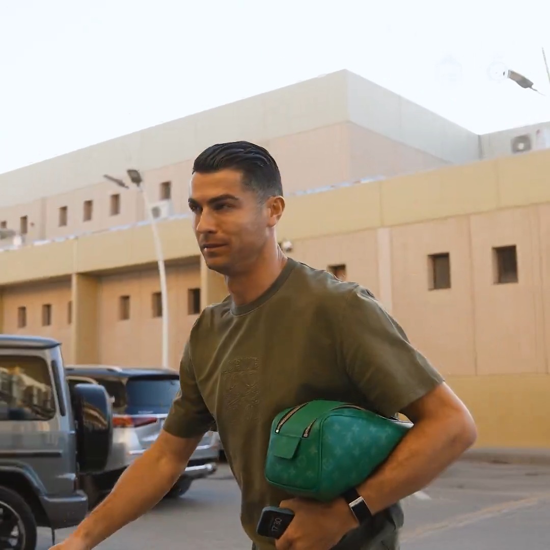 نجومنا في مقـر ناديهم 💛