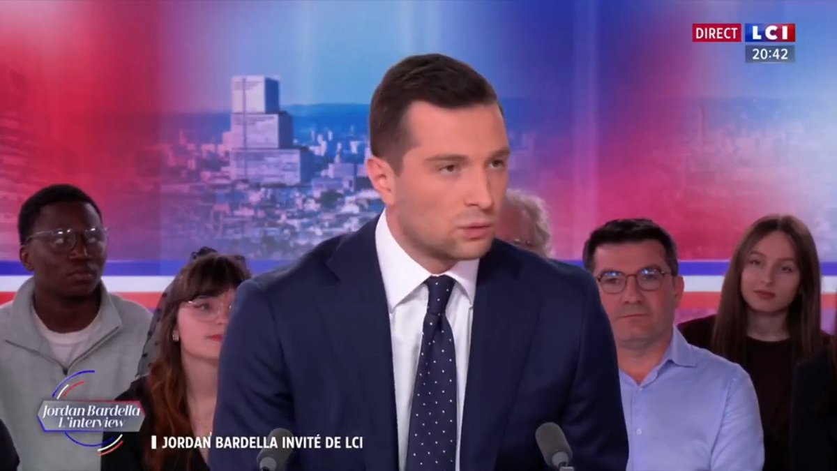 Je serai aux cÎtés de Marine Le Pen pour faire en sorte que 37% des Français au premier tour, si l'on en croit les sondages, ne soient pas privés de leur candidate. Chaque jour qui passe nous rapproche du pouvoir et nous nous préparons à l'exercice des responsabilités. LCI