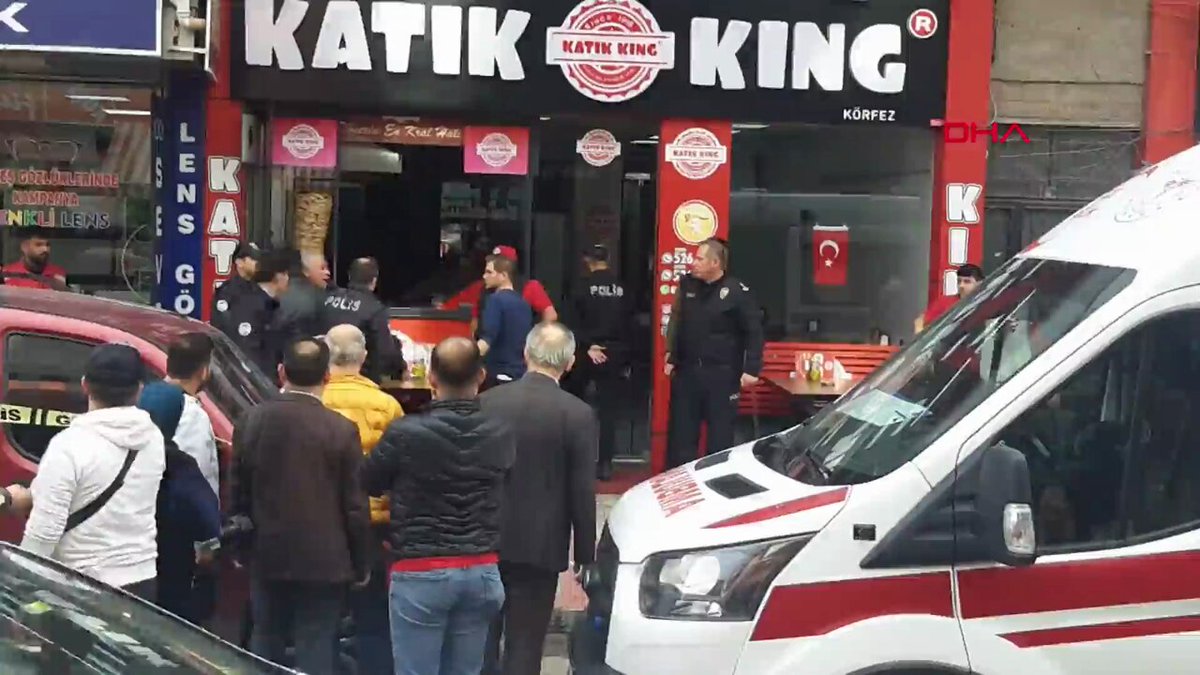 Kocaeli'nin Körfez ilçesinde 'Katık King' isimli iş yerinde yedikleri tavuk döner sebebiyle çok sayıda kişi, mide bulantısı ve kusma şikayetiyle hastaneye kaldırıldı. Tedavi gören 2 kişinin durumunun kritik olduğu öğrenilirken, sayı 300'ü geçti. İşletme geçici süreyle kapatıldı.