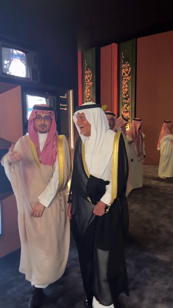 افتتاح معرض #في_محبة_خالد_الفيصل الذي يحكي حياته العملية والفنية والإنسانية ضمن فعاليات #ليلة_دايم_السيف عبر: سعد البقمي