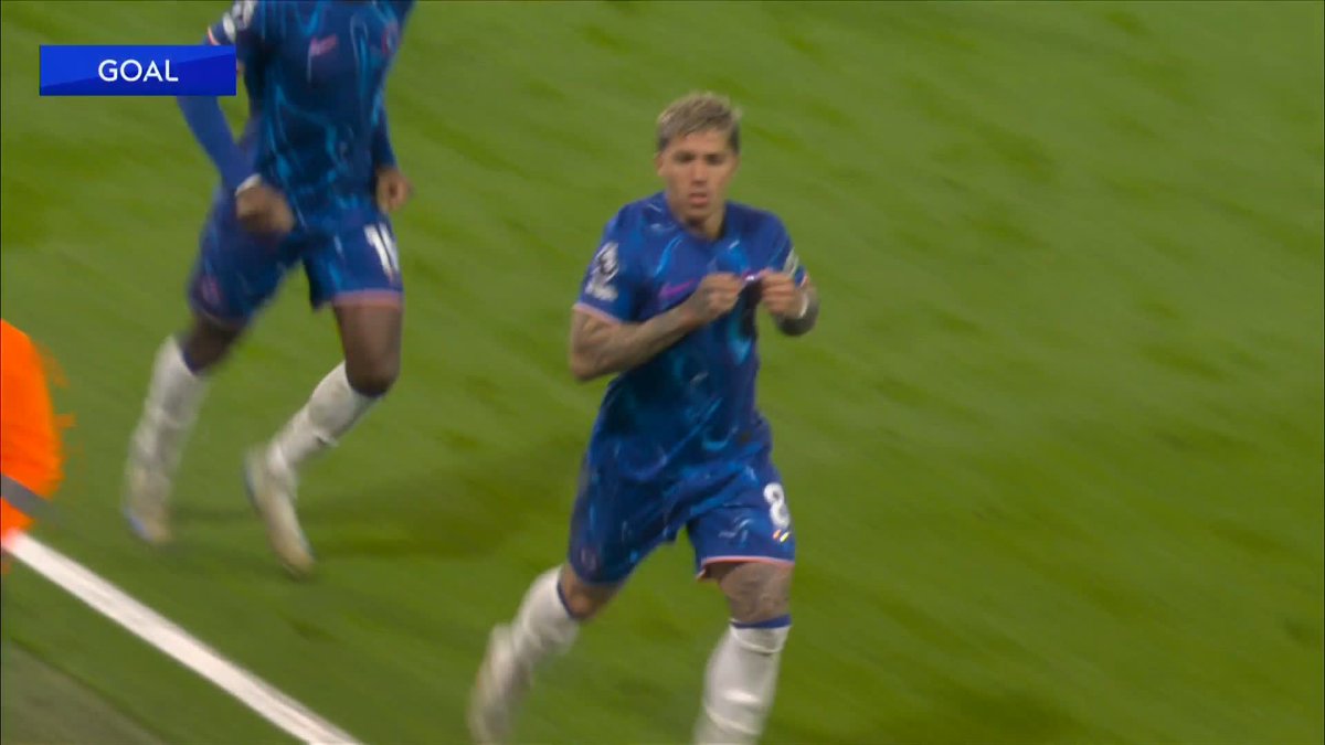 Enzo Fernandez gets on the end of a Cole Palmer cross and Chelsea take the lead! 🔵
