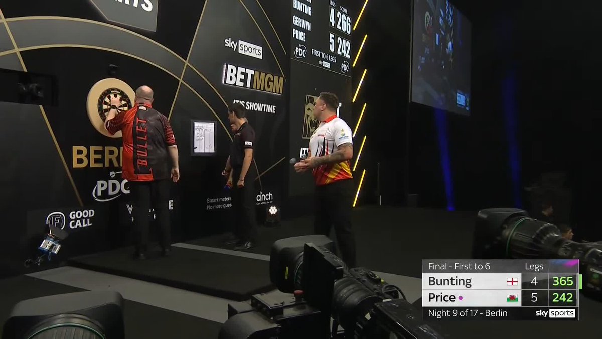 WE'RE GOING ALL THE WAY! Gerwyn Price scrambles two match darts to win the night, as Stephen Bunting capitalises and takes this game all the way! 📺 #PLDarts