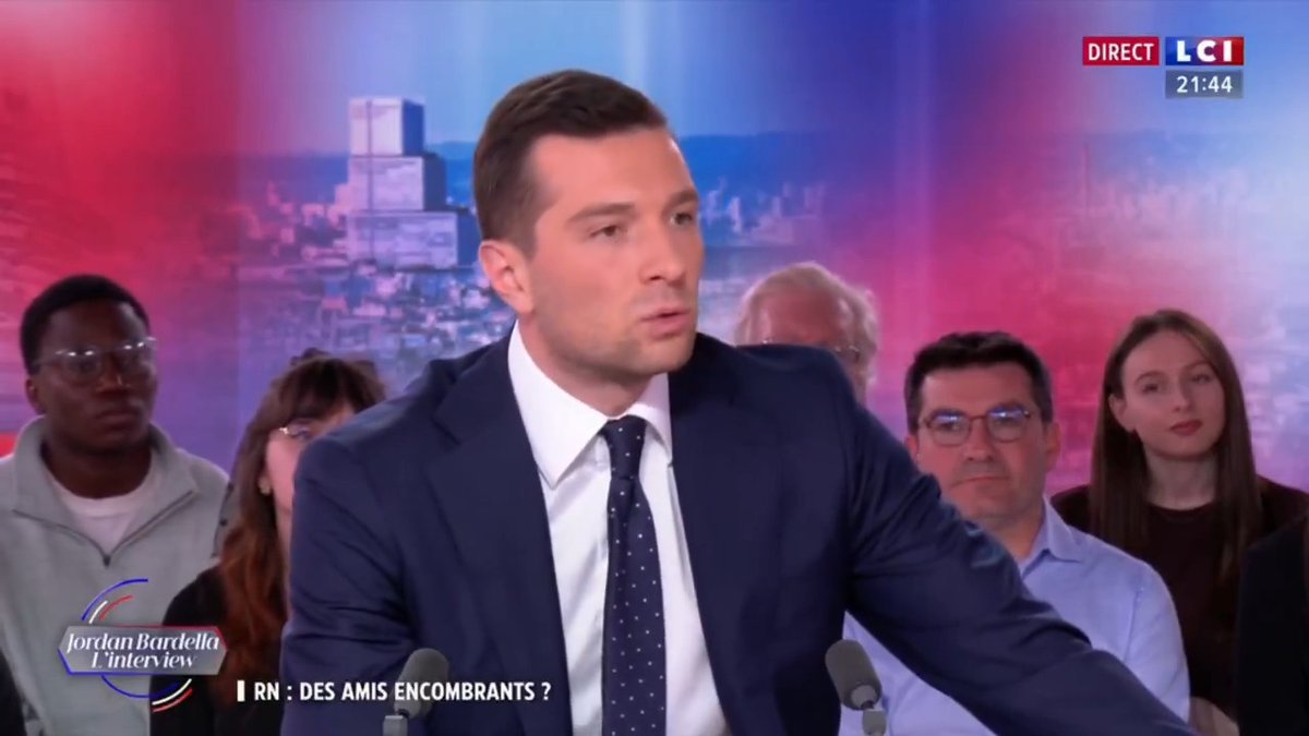 Qu'on décide de fermer une chaîne de télévision dans un pays comme le nôtre, cela me choque. Une démocratie qui ferme une chaîne de télévision, qui empêche une candidate de se présenter, c'est une démocratie bien fébrile et bien fragile. LCI