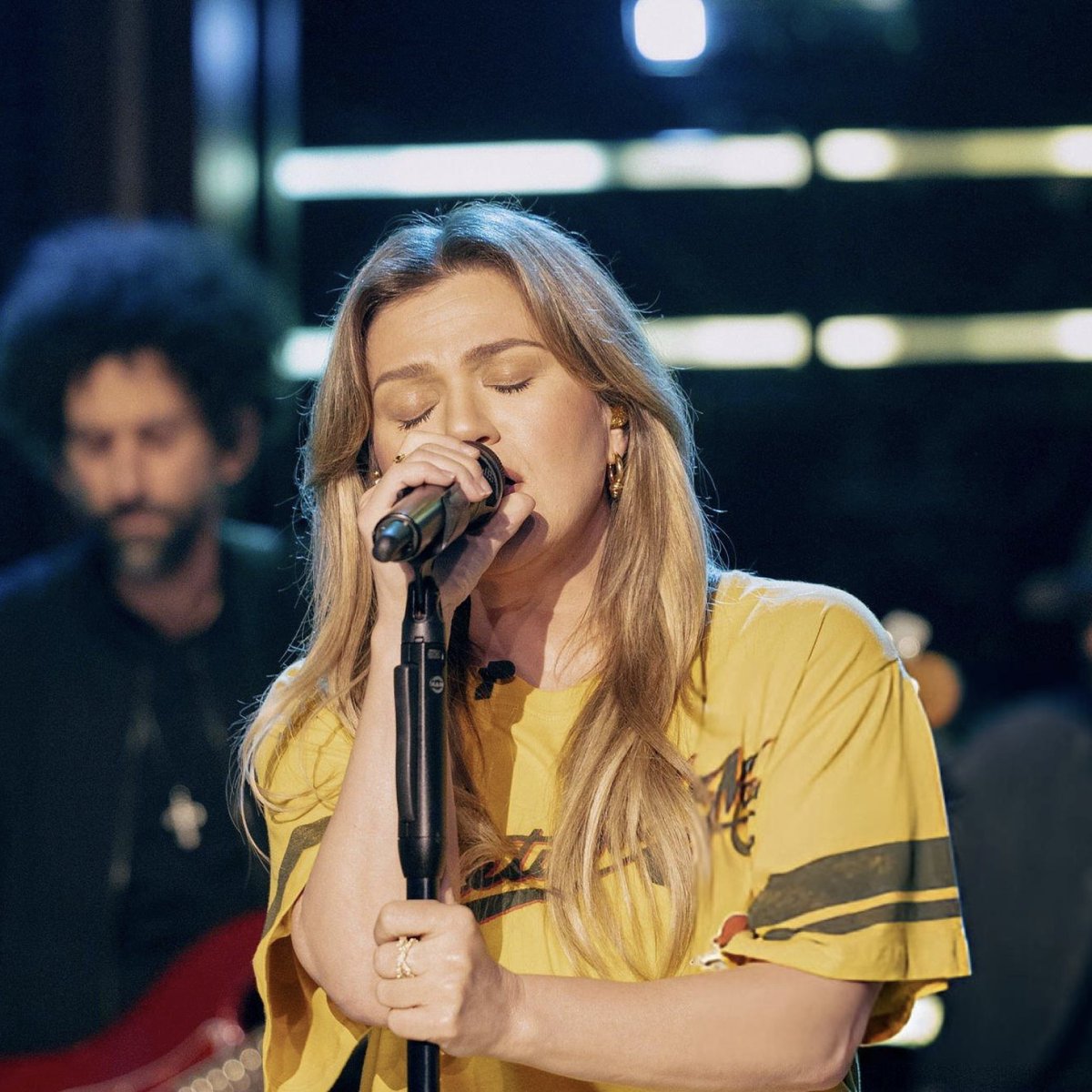 Kelly Clarkson effortlessly sustaining an G5 belt WITH VIBRATO on a random Thursday, just after a week of being hoarse and nearly voiceless. Once again, she proved that NO ONE even comes close to her vocally
