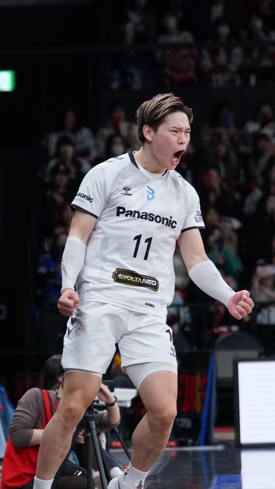 #FBF SV.LEAGUE 🇯🇵: Nishida with a jaw-dropping one-hand block on TJ Defalco! 😱💥 🏐 #SVLeague #Volleyball