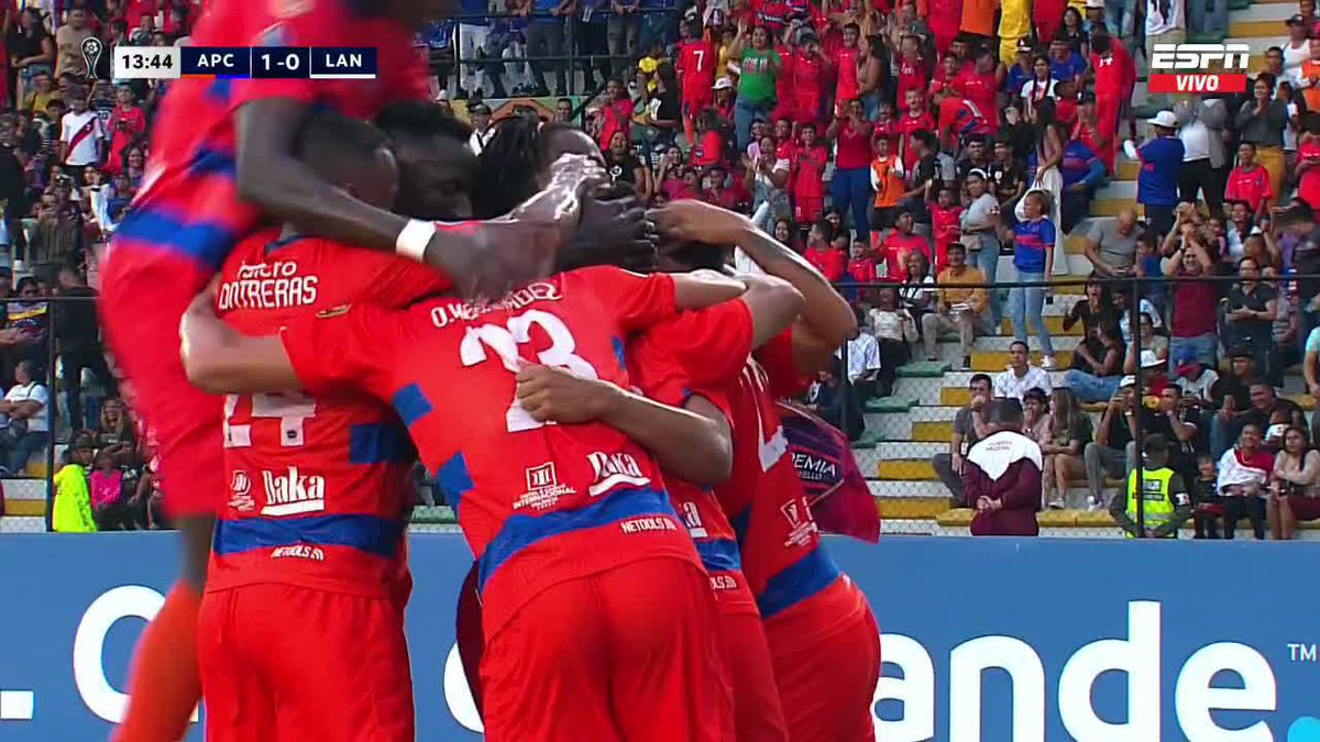 Excelsa combinación entre Gerardo Padrón y Junior Paredes para el 1-0 de Puerto Cabello 🇻🇪 ante Lanús 🇦🇷 en la #Sudamericana 🏆