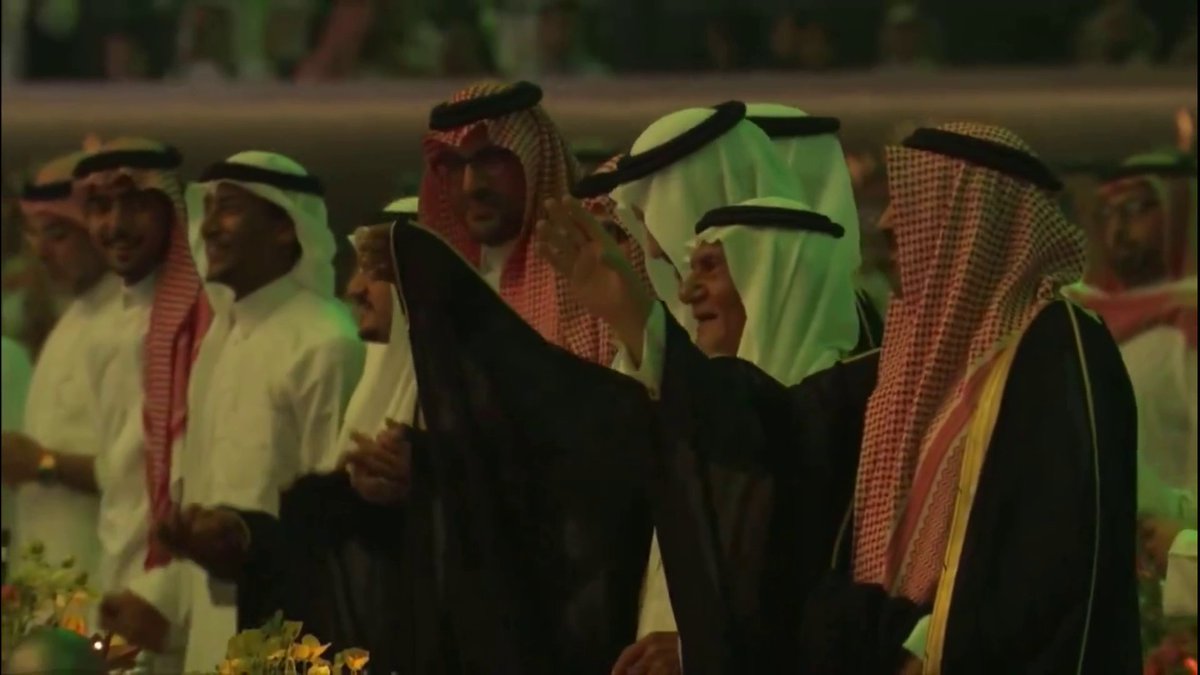 فنان العرب محمد عبده يتغنى بروائع الأمير خالد الفيصل الشعرية في #ليلة_دايم_السيف في جدة #الإخبارية