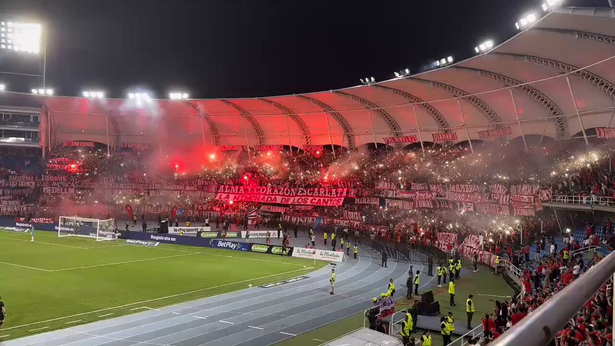 El Diablo es el único que paga con creces cada acto que ocurre en diferentes estadios. La barra sabe que se equivocó y hoy trabaja para remediar esa imagen. Volverá más fuerte el carnaval.Aunque nos quieran pisotear,América siempre brillará.