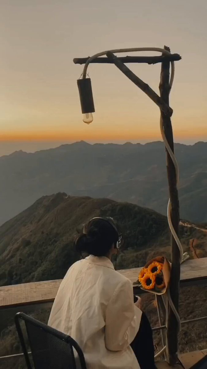 Berjanjilah pada diri sendiri, seburuk apapun orang memperlakukanmu, jangan pernah jadi orang jahat untuk membalas dendam Cukup... Diam, Jaga jarak, Tinggalkan #CelahAwan 🩶