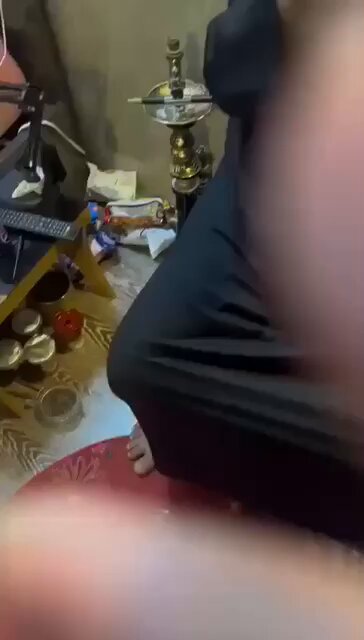 شخص أسمه جعفر ضياء من التيار مودوع في سجن العدالة بقضايا نصب وأحتيال يتصل بوزير العدل خالد شواني ويَنْصُبْ عليه ويدعي بأنه قيادي في التيار الوزير ينقله إلى مكان جيد ويحظى بالاهتمام الوزير يعتبر سجناء التيار الصدري إخوته بينما باقي السجناء يسومونهم سوء العذاب صدك حكومة عتاكة
