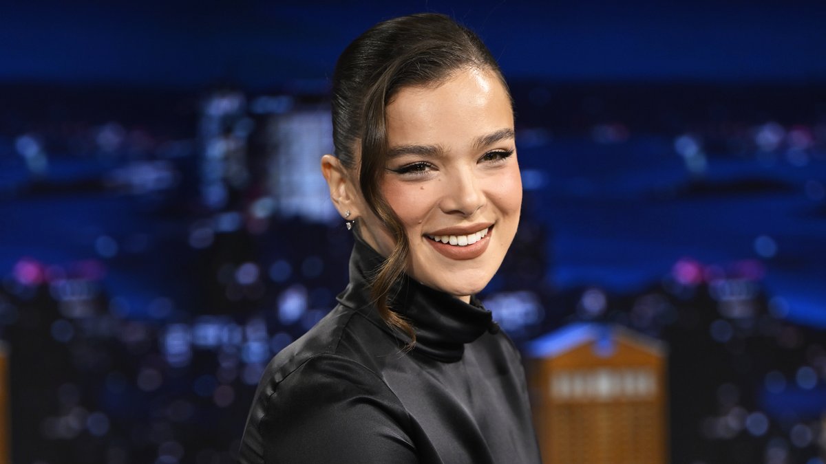 .Hailee Steinfeld &amp; Josh Allen are engaged! 💍 #FallonTonight