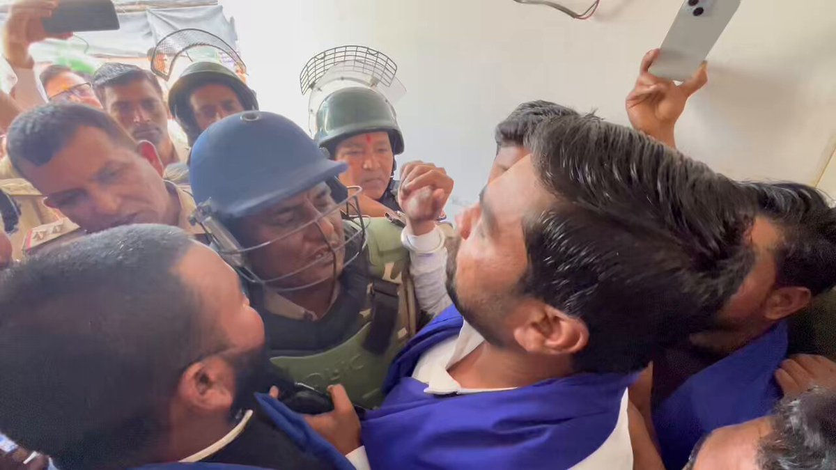 वक्फ बोर्ड बिल के खिलाफ आन्दोलन में भीम आर्मी जय भीम राष्ट्रीय अध्यक्ष मनजीत सिंह नौटियाल को उनके आवास को छावनी में तब्दील करके उनको उनके आवास से निकलने तक नहीं दिया जा रहा है l ये हमारी सवैधानिक आजादी को छिना जा रहा है l मगर हम सविधान लेकर देश के मुस्लिम समाज के साथ मजबूती से खडे है और सरकार जितना मर्जी दबाये हम रोड पर निकलकर हाथ में सविधान लेकर जुल्म का मुकाबला जोरो से करेंगेl वक्फ बोर्ड बिल जल्द वापस नहीं हुआ दिल्ली जल्द जंतर मंतर पर बड़े आन्दोलन की घोषणा करेंगे