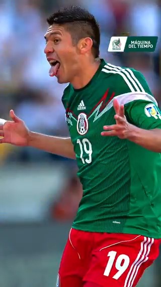 ¡Sí, ese festejo de Raúl nos recordó algo! 😎 #LaMáquinaDelTiempo, cortesía de Raúl Jiménez nos regresa al día que Oribe Peralta hizo su mítico festejo. 😎 #PorMéxicoTodo 💚🤍❤️
