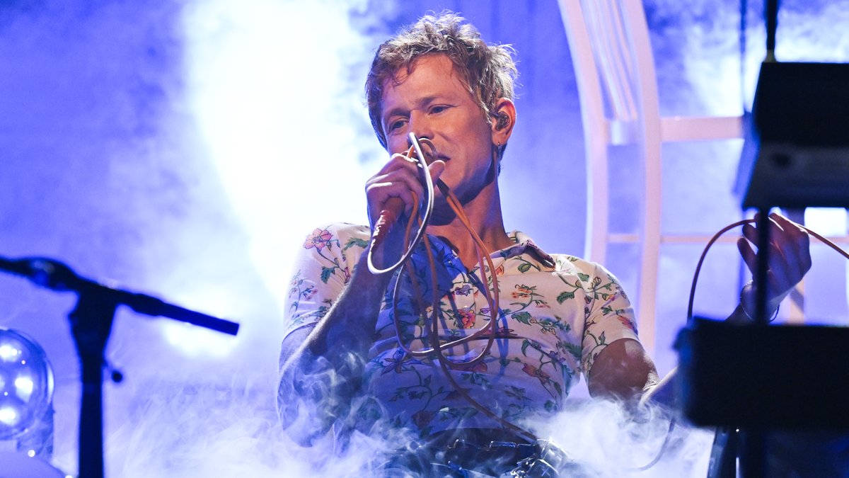 .Perfume Genius performs “It’s a Mirror”! Watch the full performance ⬇️ #FallonTonight