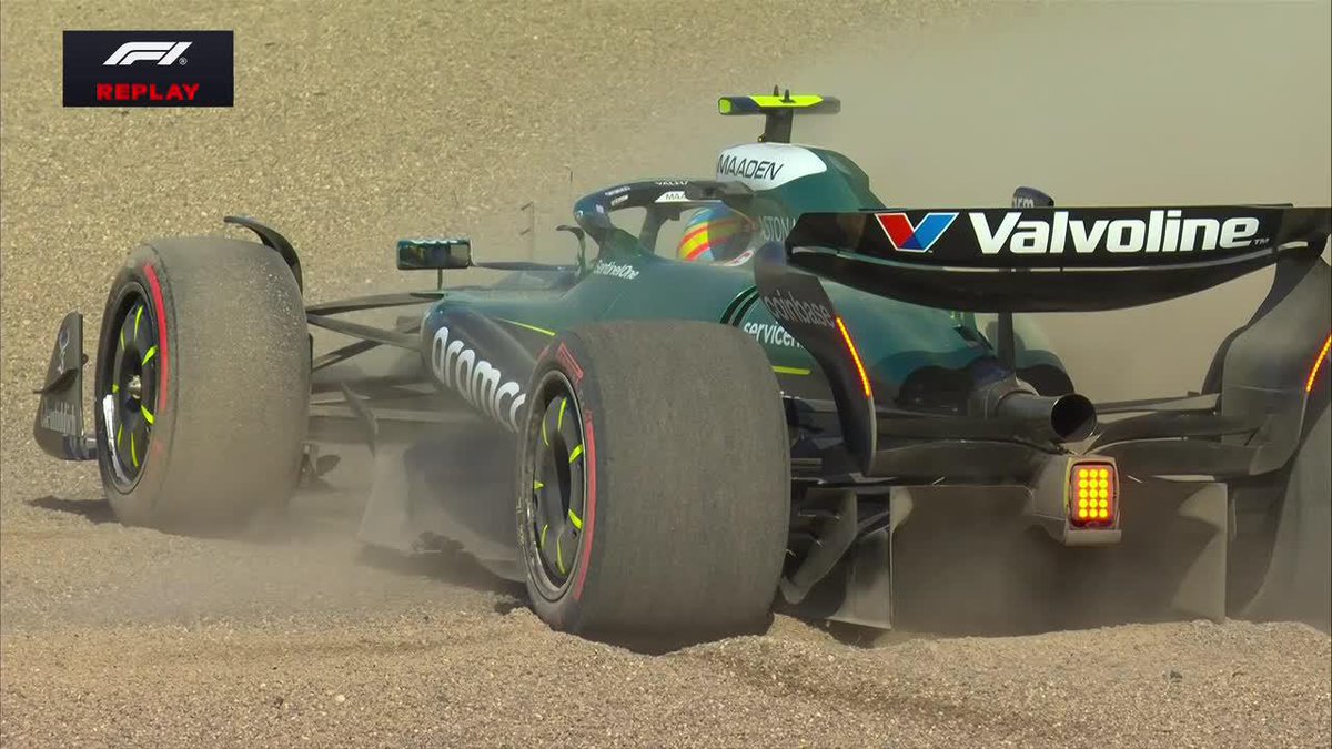 "Fernando Alonso" Porque tocó el pasto y se le fue el Aston Martin a la concha de la lora en el Gran Premio de Japón. Está teniendo un comienzo del orto el español, hay más banderas rojas que vueltas hechas en Suzuka, la concha de mi hermana.